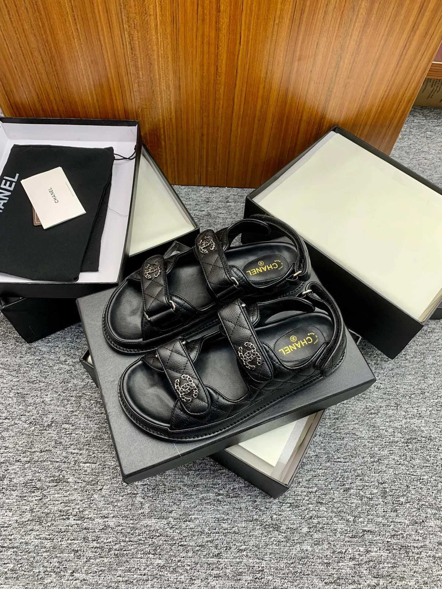 👟👟Ex-factory price 480👟👟 👑Crown👑Top purchasing version✈️ CHANEL Xiaoxiang 2022 spring and summer latest season double C Velcro casual sandals! Summer beach sandals 🏖️! A sandal that is super comfortable on your feet! A must-have classic! ✊Adhere to the original 1:1 mold customization! Feel free to compare! Give you a genuine foot feel! The first choice for high-end customers to purchase ❤️ [Material] 👑 Fabric: Original customized pebbled cowhide/satin buckle 👑 Lining: Original imported water-dyed sheepskin 👑 Outsole: Original open-molded genuine leather outsole [Number of yards] 35-41 (⚠️34/41 needs to be customized, non-refundable and non-exchangeable) [Packaging] 🎁Configured with original packaging